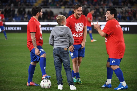 epa05582813 Argentinian soccer legend Diego Armando Maradona (R) with his son Diego Armando Maradona jr. (L) and Italian forward and captain of AS Roma, Francesco Totti (2R), with his son Cristian pri ...