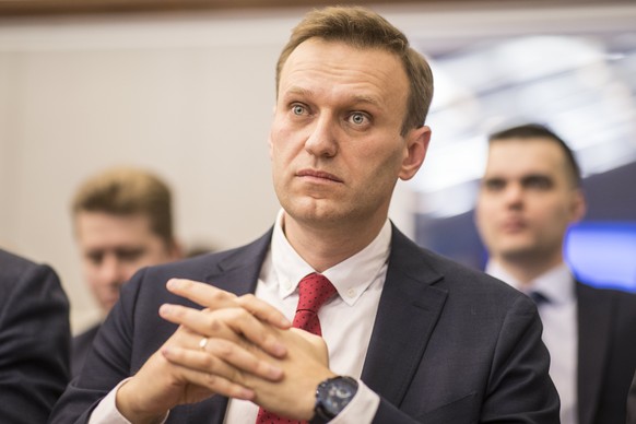 epa06405537 A handout picture provided by Evgeny Feldman for Alexei Navalny&#039;s campaign shows Russian opposition leader Alexei Navalny (C) who submitted documents for his registration as a preside ...