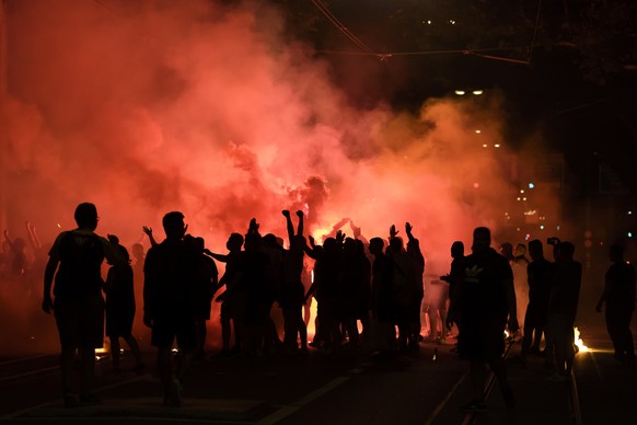 YB Fans begruessen die Ankunft des YB-Bus mit Pyrotechnik, am Samstag, 1. August 2020, vor Stadion Wankdorf in Bern. Die Young Boys sicherten sich mit dem 1-0 Sieg gegen den FC Sion den Meistetitel in ...