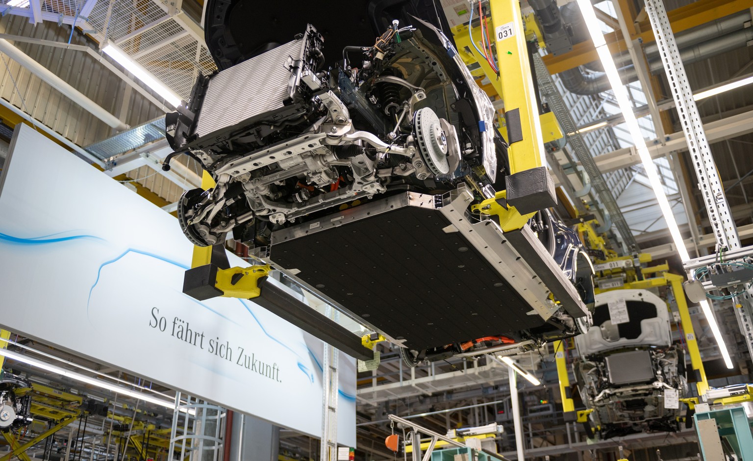 epa08175337 A view of the underfloor panel with the battery cell of a Mercedes-Benz electric car of the type EQC during a photo opportunity for the media at the Mercedes-Benz plant in Sebaldsbrueck, B ...