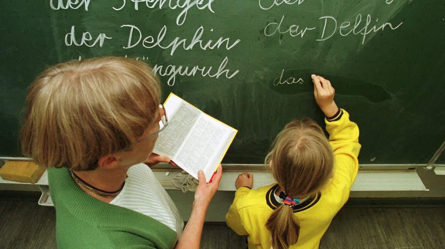 Die Bremer Grundschullehrerin Anne Reichel, links, uebt am Montag, 13. Juli 1998, mit einer Schuelerin die neue Rechtschreibung. Das Bundesverfassungsgericht in Karslruhe wies am Dienstag, 14. Juli 19 ...