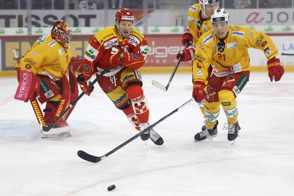 Biels Damien Brunner, links, und Langnaus Bastian Guggenheim in Aktion, im Eishockey Meisterschaftsspiel der National League zwischen EHC Biel und SCL Tigers, am Freitag, 28. Oktober 2022, in der Tiss ...