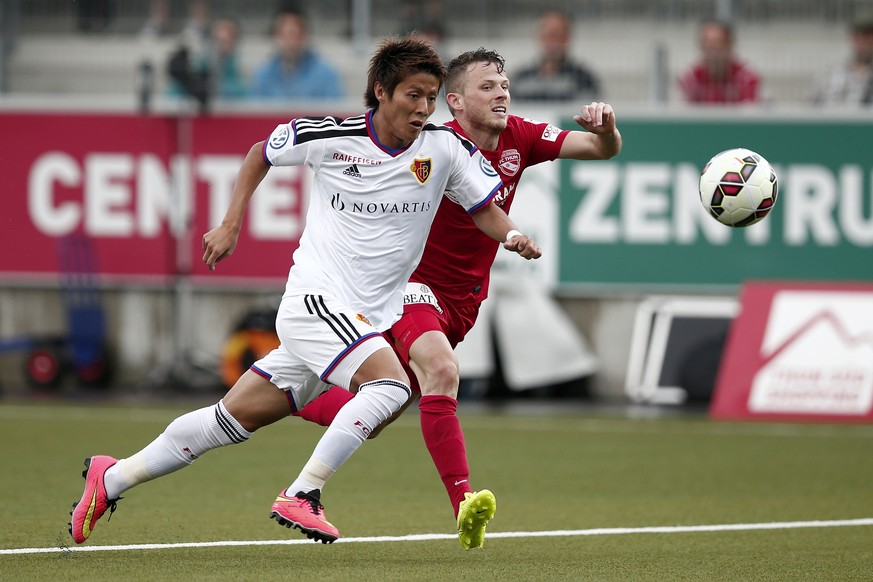 Basels Yoichiro Kakitani kämpft um den Ball mit Thuns Stefan Glarner.