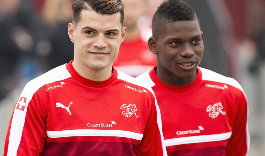 Granit Xhaka, links, und Breel Embolo, rechts, waehrend dem Training der Schweizer Fussball A-Nationalmannschaft in Freienbach am Montag, 21. Maerz 2016. Die Schweiz tritt am Freitag zu einem EM-Tests ...