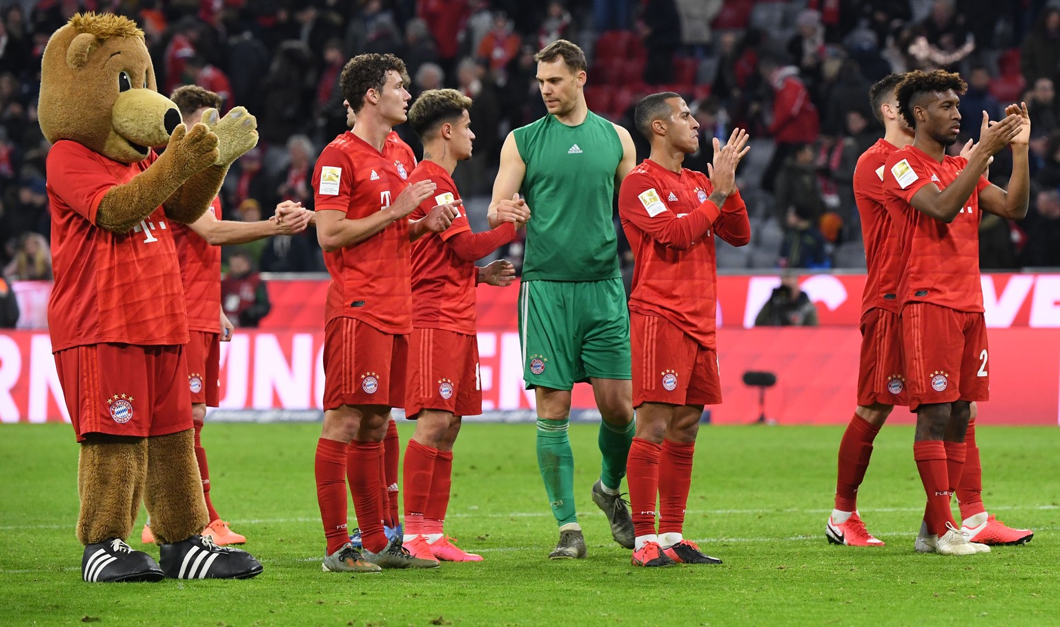 09.02.2020, Bayern, München: Fußball: Bundesliga, Bayern München - RB Leipzig, 21. Spieltag in der Allianz Arena. Torwart Manuel Neuer (M) von München steht mit seinen Teamkollegen und Maskottchen Ber ...