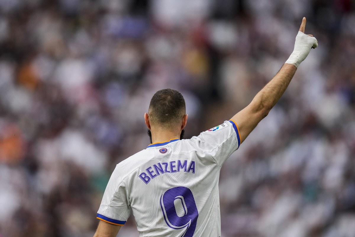 Real Madrid's Karim Benzema celebrates after scoring during La Liga soccer match at the Santiago Bernabeu stadium in Madrid, Saturday, April 30, 2022. (AP Photo/Bernat Armangue)