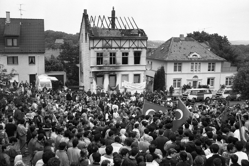 Brandanschlag in Solingen - Menschenmenge versammelt im Gedenken vor dem abgebrannten Haus der türkischen Familie Genc 30.05.1993