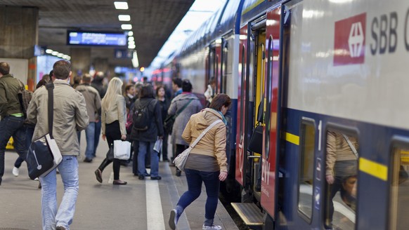 ARCHIV - ZU DEN ZAHLEN DES BFS ZUM OEFFENTLICHEN VERKEHR 2016 STELLEN WIR IHNEN FOLGENDES BILDMATERIAL ZUR VERFUEGUNG - Pendler am fruehen Morgen im S-Bahn Bahnhof Zuerich Altstetten, aufgenommen am 3 ...