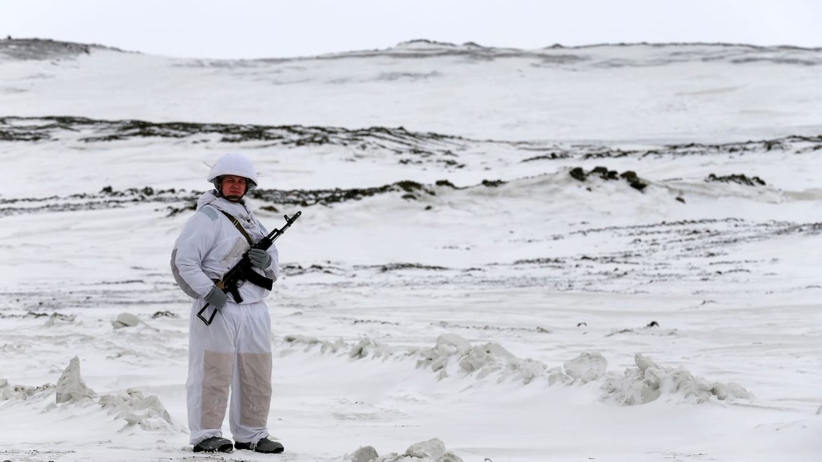 Un soldat russe monte la garde près de la base russe de Rogachevo