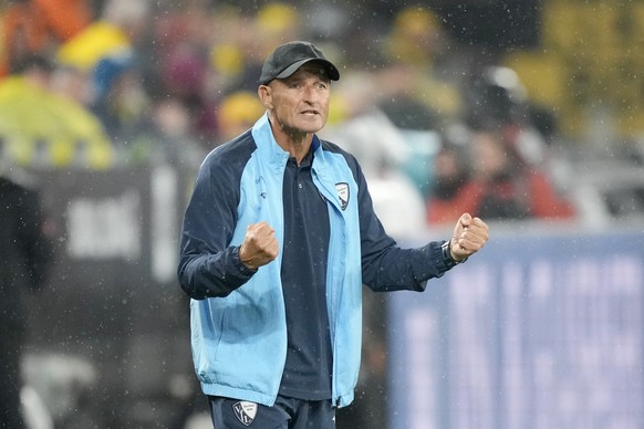 Bochum&#039;s head coach Peter Zeidler gestures during the German Bundesliga soccer match between Borussia Dortmund and VfL Bochum at Westfalenstadion in Dortmund, Germany, Friday, Sept. 27, 2024. (AP ...