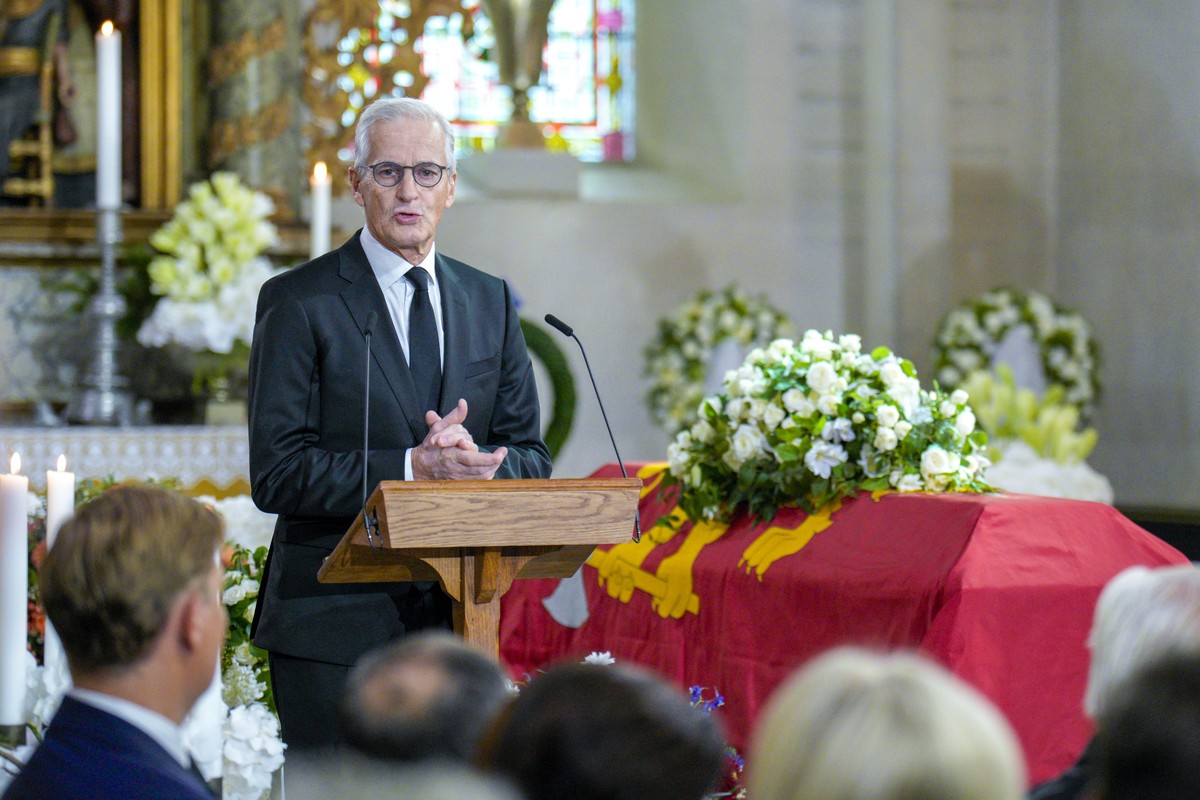 epa13224853 Norwegian Prime Minister Jonas Gahr Store speaks next to the coffin during the funeral ceremony of Norway's King Harald V at Oslo Cathedral, in Oslo, Norway, 09 September 2026. The ce ...