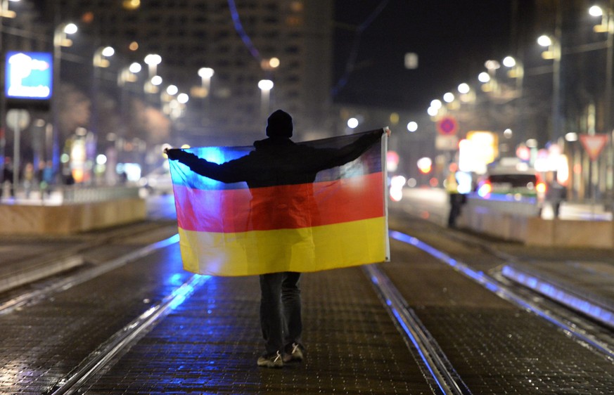 Ein einsamer Demonstrant in Dresden.