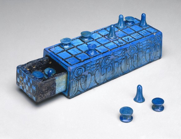 Senet-Spielbrett mit Inschrift für Amenhotep III. und separater Schublade, ca. 1390-1353 v. Chr. Fayence, glasiert, 23⁄16 × 31⁄16 × 81⁄4 in. (5,5 × 7,7 × 21 cm). Brooklyn Museum, Charles Edwin Wilbour ...