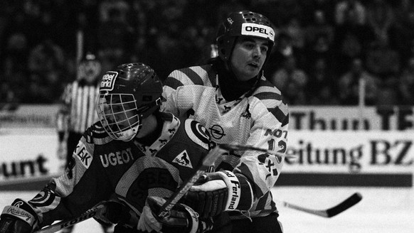 Normand Dupont, rechts, vom EHC Biel, im Februar 1991 in Bern im Meisterschaftsspiel der Nationalliga A zwischen dem SC Bern und dem EHC Biel im Zweikampf mit dem Berner Bernhard Schuemperli. (KEYSTON ...