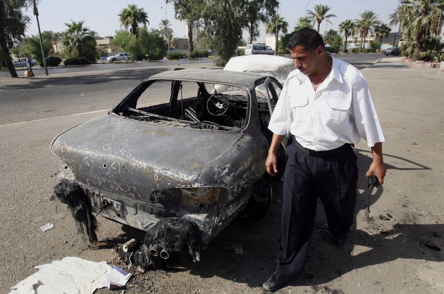 Ein irakischer Polizist inspiziert den Ort des Blutbades im Herzen Bagdads.