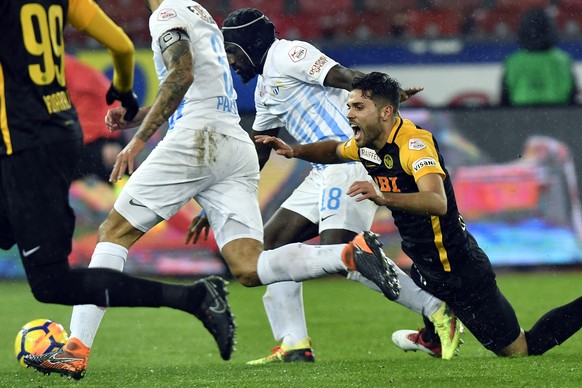 Der Zuercher Pa Modou, links, gegen den Berner Leonardo Bertone, rechts, beim Fussballspiel der Super League FC Zuerich gegen den BSC Young Boys im Stadion Letzigrund in Zuerich am Samstag, 17. Maerz  ...