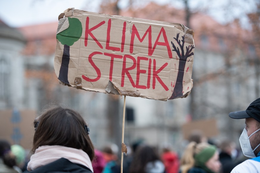 17.12.2021, Berlin: Bei einer Demonstration der Klimaaktivisten Fridays For Future tr