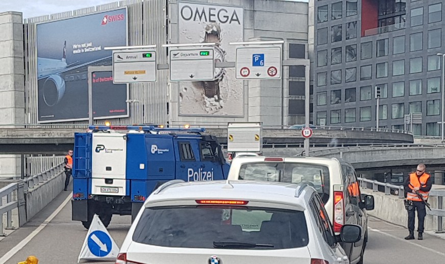 Grosseinsatz der Zürcher Polizei, weil Taxigast die Rechnung nicht bezahlte
Mittendrin statt nur dabei 😁