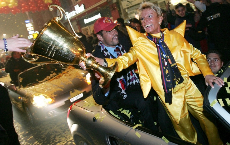 Gigi Oeri, rechts, Vizepraesidentin des FC Basel, und Pascal Zuberbuehler lassen sich am Samstag, 23. Mai 2004, auf der Fahrt zum Barfuesserplatz von den Fans feiern. (KEYSTONE/Markus Stuecklin)