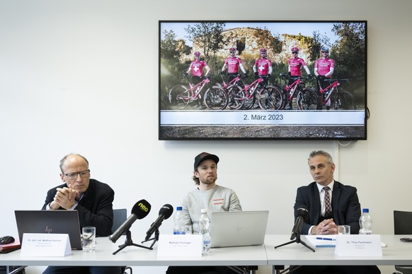 Berner Mountainbiker Mathias Flueckiger, Mitte, spricht neben Matthias Kamber, Wissenschaftlicher Berater Kamber Consulting, links, und Thilo Pachmann, Rechtsanwalt, rechts, an einer Medienkonfenrez , ...