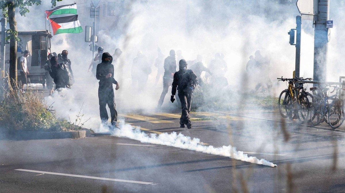 La manifestation anti-G7 à Genève a été émaillée de débordements et d'affrontements avec la police.