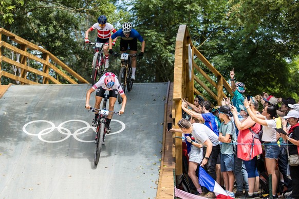 Olympische Spiele Mountain Bike Paris 28.07.2024 Alessandra Keller of Switzerland, Jenny Rissveds of Sweden and Laura Stigger of Austria compete in the womens cross country mountain bike race at the O ...