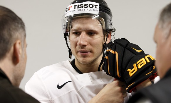 Switzerland&#039;s Damien Brunner speaks to reporters after a training session, at the IIHF 2015 World Championship, at the Tipsport Arena, in Prague, Czech Republic, Friday, May 8, 2015. (KEYSTONE/Sa ...