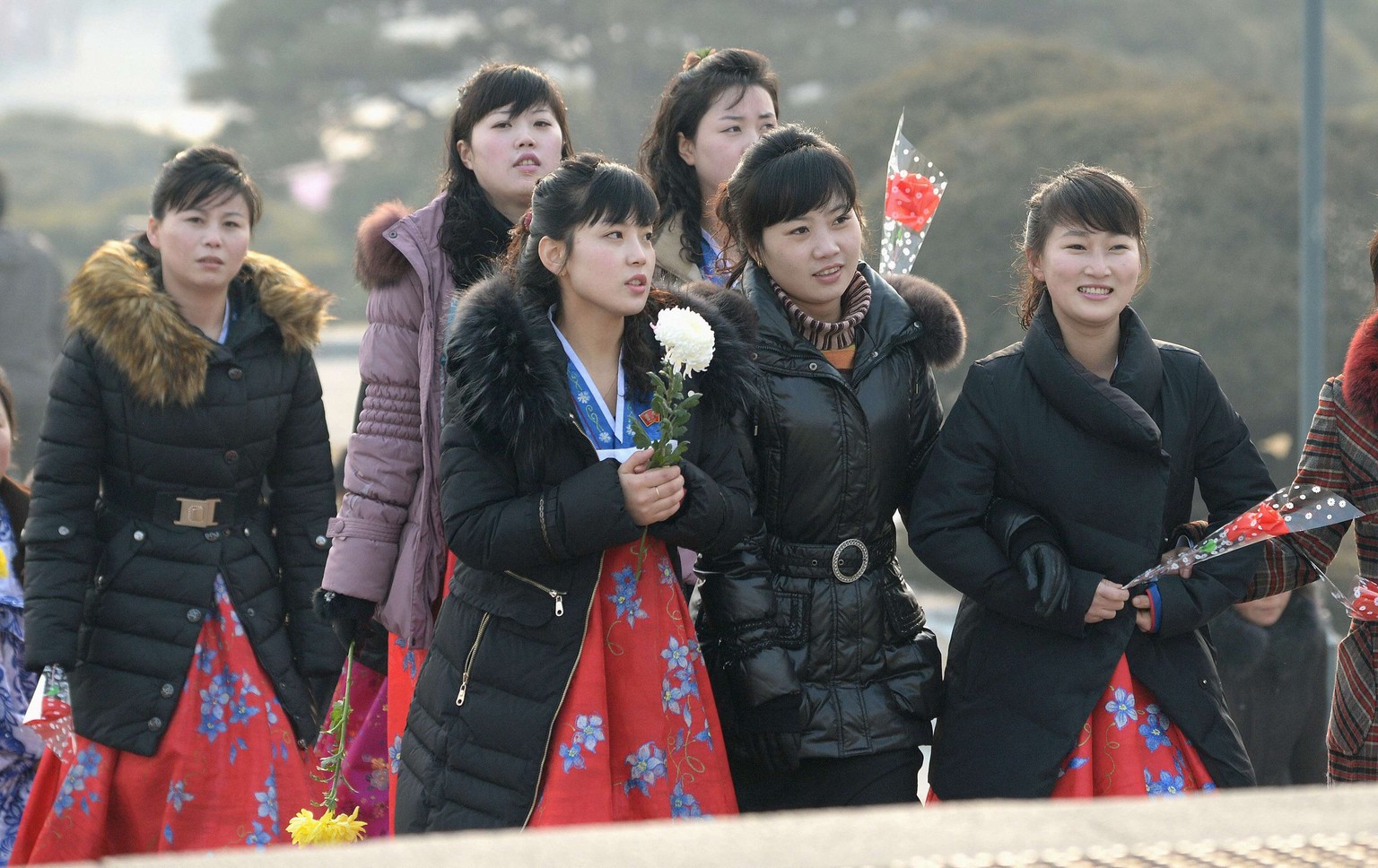 Frauen mit Blumen vor dem Kumsusan-Palast in Pjöngjang.