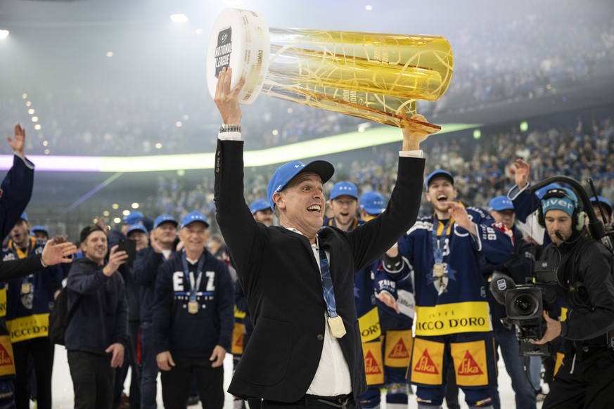 Zugs Cheftrainer Dan Tangnes freut sich nach ihrem Sieg im siebten Playoff-Final Eishockeyspiel der National League zwischen dem EV Zug und ZSC Lions am Sonntag, 1. Mai 2022, in der Bossard Arena in Z ...