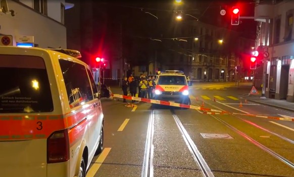 Schreckliche antisemitische Tat in Zürich: Polizisten sichern den Tatort.