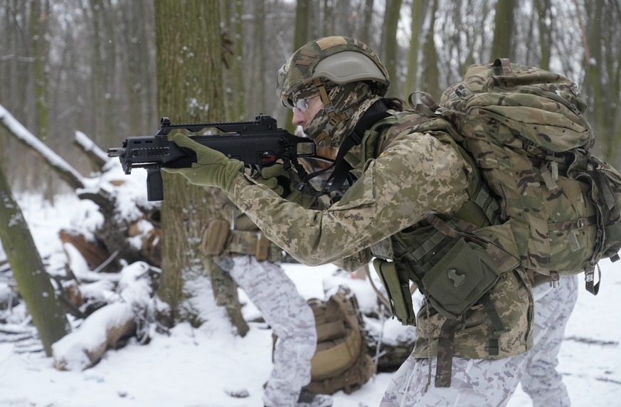 Ukrainische Militäreinheiten trainieren in der Nähe von Kiew für den Ernstfall.