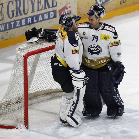 Ambris Torhueter Benjamin Conz, links, diskutiert mit Teamkollege Daniel Manzato, nach dem Eishockey Meisterschaftsspiel der National League zwischen dem HC Fribourg Gotteron und dem HC Ambri-Piotta,  ...