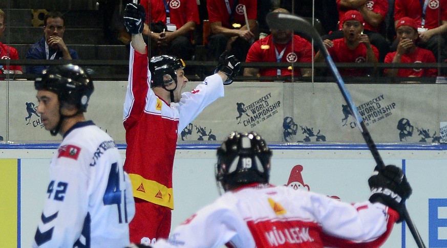 Lars Henzi bejubelt sein Tor, das der Schweiz den ersten Sieg bringt.