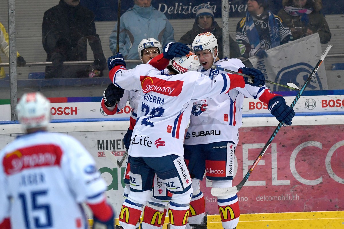 Zurich's Mike Kuenzle right celebrates his goal to the 2:1 score, during the preliminary round game of National League A (NLA) Swiss Championship 2016/17 between HC Ambri Piotta and ZSC Lions, at ...