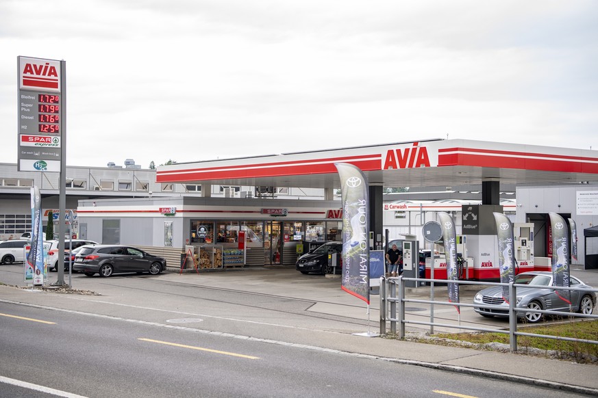 Die Avia Tankstelle mit einem Spar Shop in Geuensee im Kanton Luzern am Sonntag, 26. September 2021. Bei einer Auseinandersetzung bei der Tankstelle in Geuensee ist am Samstagabend ein Mann toedlich v ...