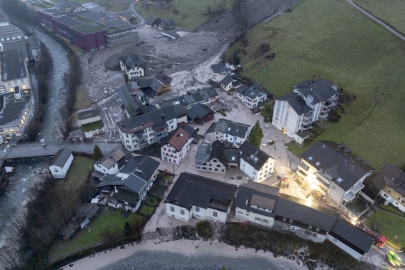 Geroell- und Schlammassen erreichen ein Wohnquartier in Schwanden, das erst seit wenigen Wochen wieder bewohnbar ist, aufgenommen am Freitag, 22. Dezember 2023. Intensive Niederschlaege haben im Erdru ...