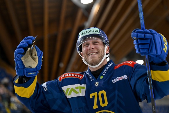 Enzo Corvi (HCD) laesst sich als Doppeltorschuetze und bester Spieler feiern, im Eishockey Spiel der National League zwischen dem HC Davos, HCD, und dem HC Ajoie, HCA, am Sonntag, 14. September 2025,  ...