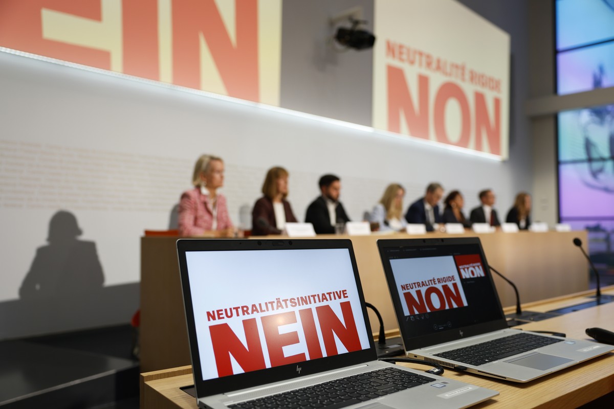 Ein Nein zur Neutralitaetsinitiative wird auf Laptops angezeigt, kurz vor Beginn einer Medienkonferenz eines ueberparteilichen Nein-Komitees zur Neutralitaetsinitiative, am Montag, 17. August 2026 in  ...