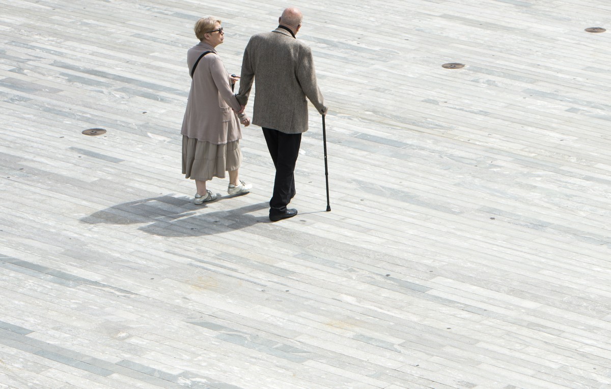 ARCHIV --- ZUM DER VOM BUNDESRAT GEPLANTEN EINSCHRAENKUNG DES PENSIONSKASSEN-VORBEZUGS STELLEN WIR IHNEN FOLGENDE BILDER ZUR VERFUEGUNG --- Ein Rentnerpaar passiert den Sechselaeutenplatz vor der Medi ...