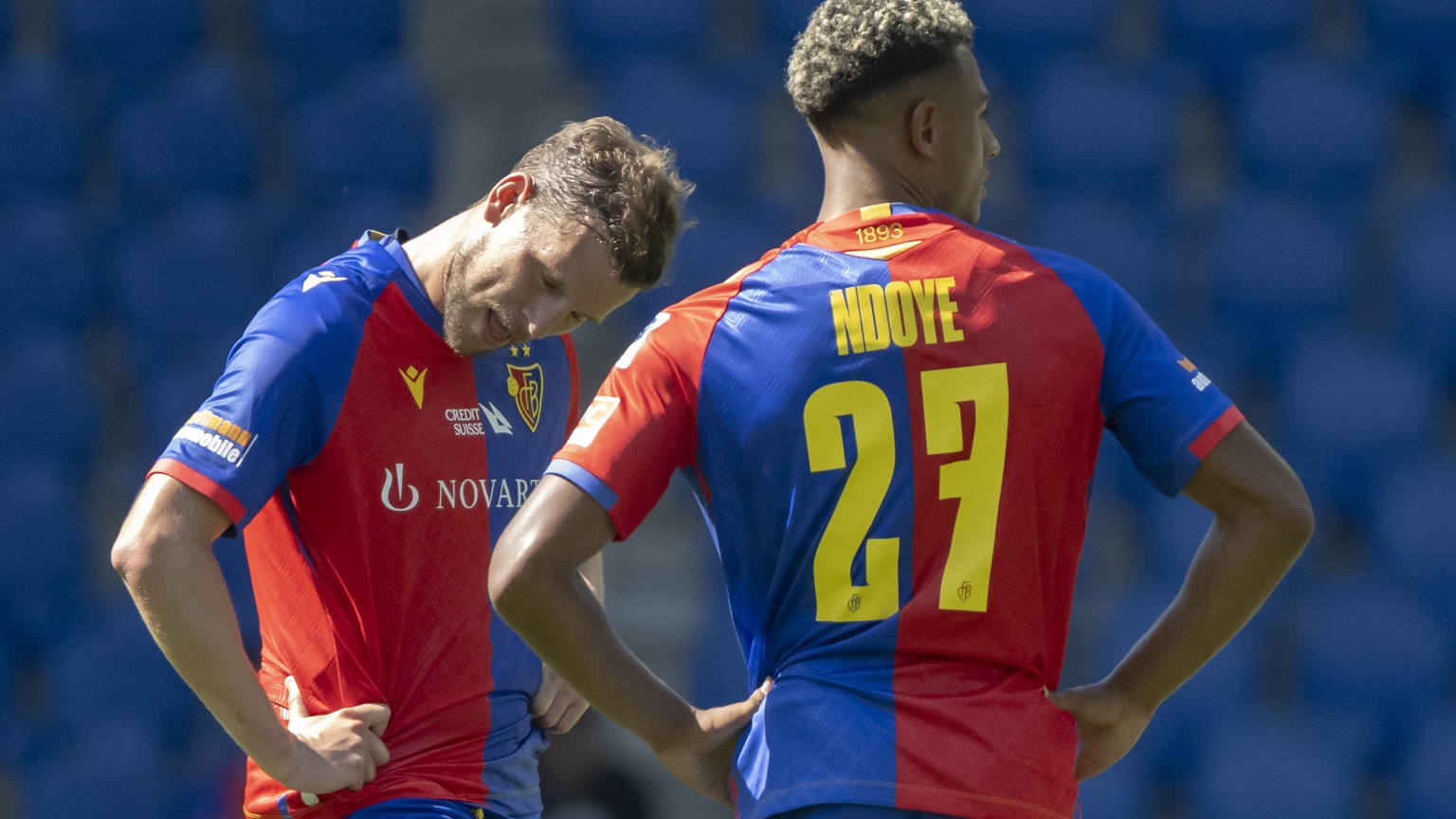 Basels enttaeuschte Fabian Frei, links, und Dan Ndoye, rechts, beim Anstoss nach dem 1:1 Ausgleich im Fussball Meisterschaftsspiel der Super League zwischen dem FC Basel 1893 und dem Servette FC im St ...