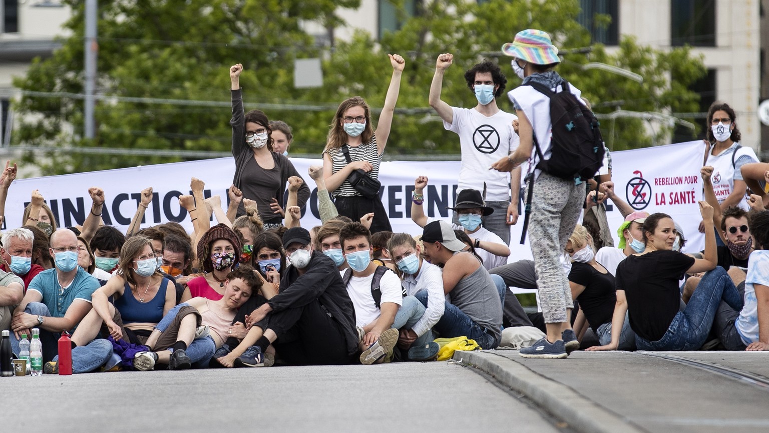 Activists from the global environmental movement Extinction Rebellion during a protest on the Quaibruecke in Zurich, Switzerland, Saturday, June 20, 2020. (KEYSTONE/Alexandra Wey)
