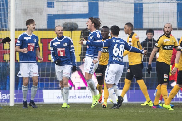 Die Luzerner mit Hekuran Kryeziu, Mitte, von Luzern feiern ein Tor, beim Fussball Super League Meisterschaftsspiel zwischen dem FC Luzern und dem BSC Young Boys Bern, am Sonntag, 12. Februar 2017, in  ...