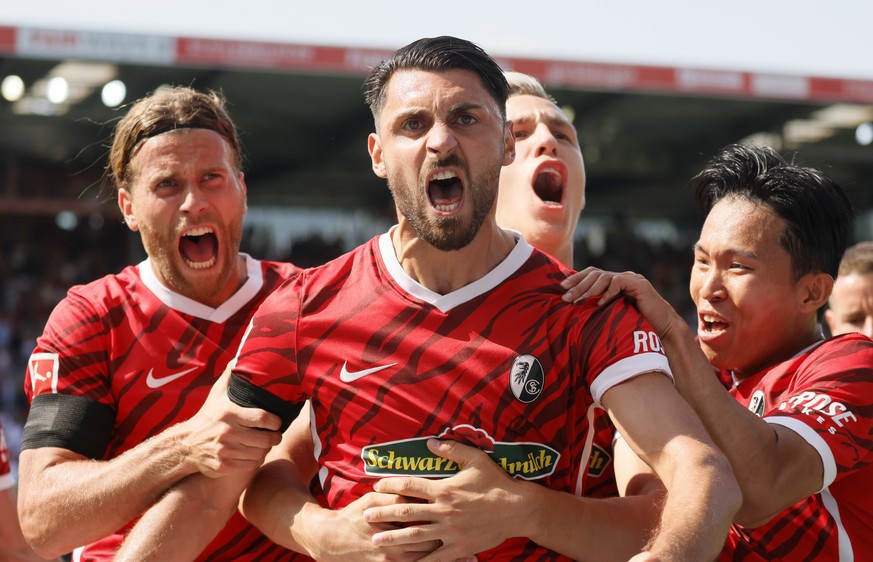epa09423241 Freiburg?s Vincenzo Grifo (C) celebrates with teammates after scoring the opening goal during the German Bundesliga soccer match between SC Freiburg and Borussia Dortmund in Freiburg, Germ ...