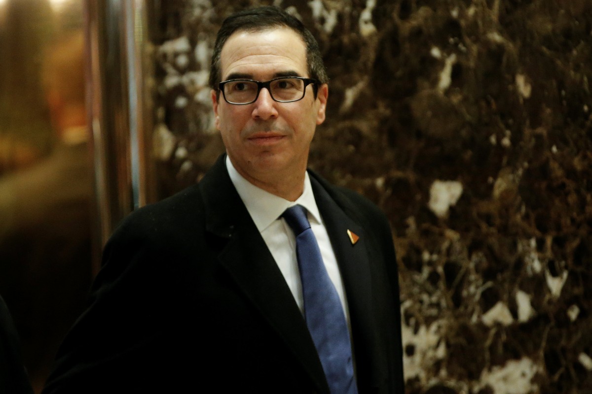Steven Mnuchin, the Trump campaign's finance director, arrives at U.S. President-elect Donald Trump's Trump Tower in New York, U.S., November 29, 2016. REUTERS/Mike Segar