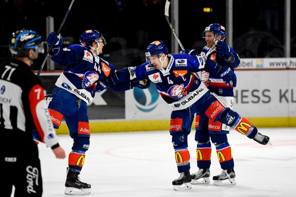 ZSC-Jubel mit Pius Suter, links, und Patrick Geering, rechts, im Eishockeyspiel der National League zwischen den ZSC Lions und dem EV Zug am Freitag, 25. Januar 2019, im Zuercher Hallenstadion. (KEYST ...