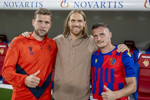 Michalel Lang, Mitte, verabschiedet sich mit Fabian Frei , links, und Taulant Xhaka, rechts, im Fussball Meisterschaftsspiel der Regular Season der Swiss Super League zwischen dem FC Basel 1893 und de ...