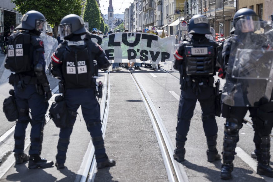 Die Polizei geht mit Gummischrot gegen Demonstranten vor, die mit dem Slogan D&#039;Luet gege d&#039;SVP bei der Veranstaltung SVP bi de Luet protestieren, in Basel, am Samstag, 21. Mai 2022. (KEYSTON ...