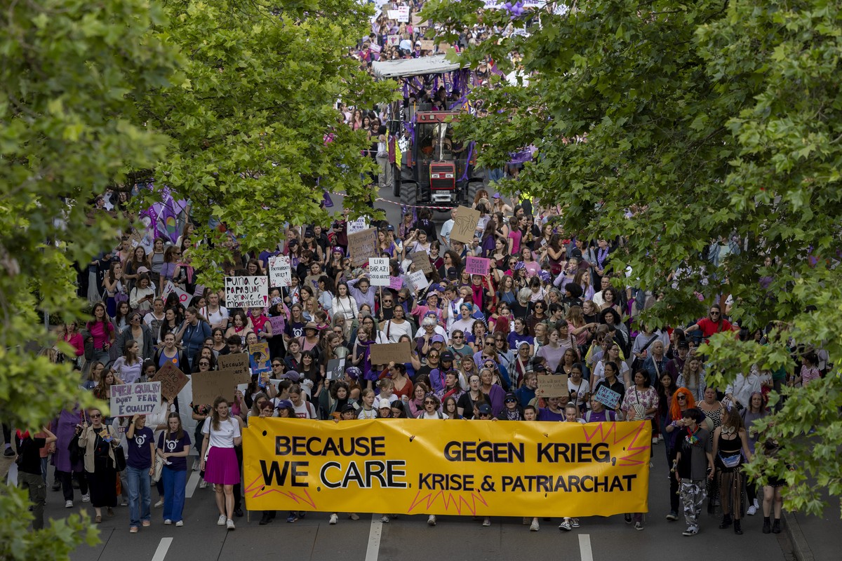 Zahlreiche Personen demonstrieren am Feministischen Streik anlaesslich des Frauenstreiktags 2024, am Freitag, den 14. Juni 2024, in Zuerich. Schweizweit haben Frauen am Frauenstreik-Tag f�r hoehere Lo ...