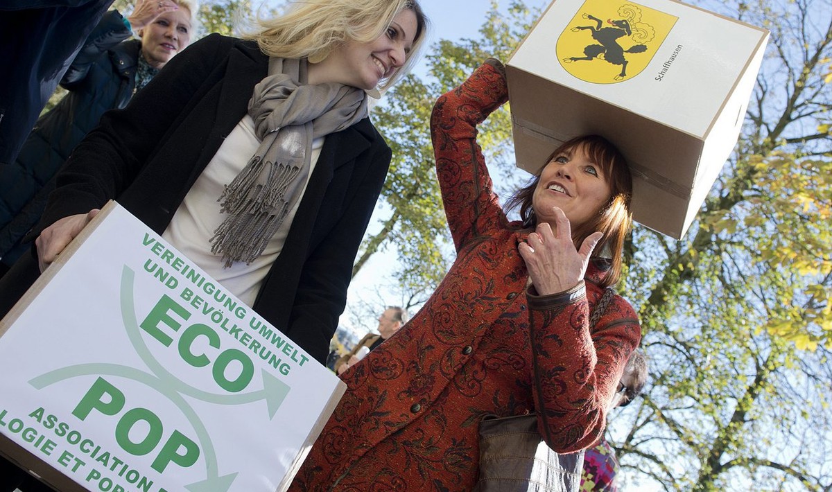 Zuwanderung auf jährlich maximal 0,2 Prozent beschränken:&nbsp;Einreichung der Ecopop-Initative am 2. November 2012 in Bern.&nbsp;