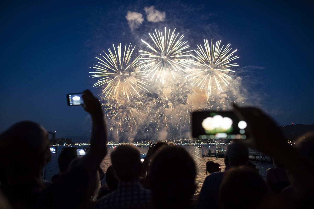 epa07698827 A view of fireworks as part of the 'Zueri Faescht' folk festival in Zurich, Switzerland, 05 July 2019. The funfair originated in 1951. EPA/WALTER BIERI